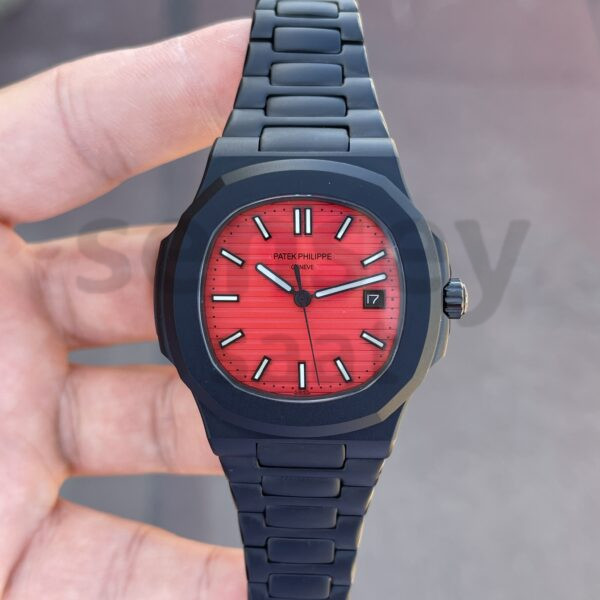 Patek Philippe Nautilus 5711 Siyah Kasa Kırmızı Kadran